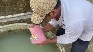 Today, Daddy Zhuly Mnkey taught Zhuly to wash and swim.