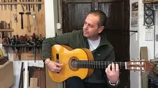 Emilio  probando su nueva guitarra de Cipres Jesús de Jiménez