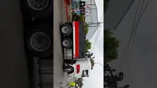 mobil kometo bermuatan gerbong kereta cepat jkt&bndng sedang mundur.smpai macet panjang.