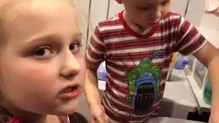 Анюта знакомит с куклами Лол. Одежда для Лол меняет цвет. Желтый лизун превратился в приведение.