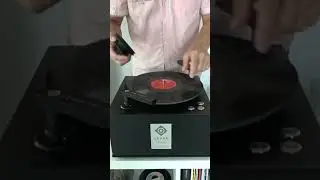 Plattenwaschmaschine Levar Amano beim Reinigen einer Schallplatte