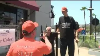 2013 Yahoo! News - World's Tallest Man Visits San Diego