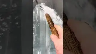 Ice sculpting is extremely satisfying 🤩 (🎥: tt/theenglishiceman)