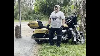 Empurrando a Harley-Davidson Ultra Limited para trás em subida.