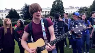 Tom Law Sings 'I'm Yours'