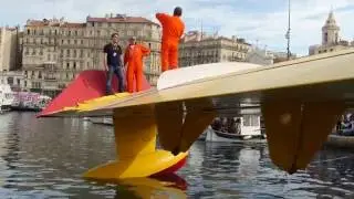 Entrée du Canadair dans le Vieux Port de Marseille