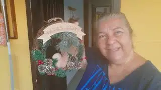 COLOCANDO A GUIRLANDA DE NATAL  NA PORTA