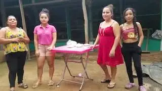 Juego de la semana inglesa q cacheteadas las q se dieron  y turronasos Irma casi vomita 🤢🤣🤣