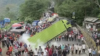BAN SLIP DI TANJAKAN EKSTRIM! Jenis Truk Ini Paling Berisiko di Sitinjau Lauik