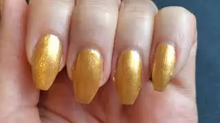 Essie Gel Couture Gold nail polish: 