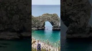 📍Durdle Door, Dorset 🌊🌺🍃 #uktravel #dorset #dorsetcoast #england #ukbeach #uktourism