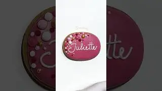 Icing name on a cookie  #cookies #icingcookies