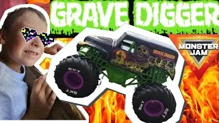 Grave Digger Freestyle Force UNBOXING. SPIN MASTER. Монстр трак Могильщик делает трюки. Распаковка.
