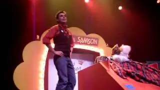Une partie du spectacle de Fred et Samson : 2lection miss Samson