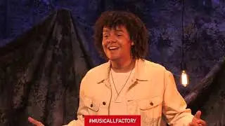 Elindo Avastia zingt 