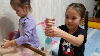 Анна и Диана играют в слаймы. Anna and Diana are playing slimes.