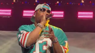 Нелли исполняет песню Hot In Herre на iHeartRadio Jingle Ball Miami.