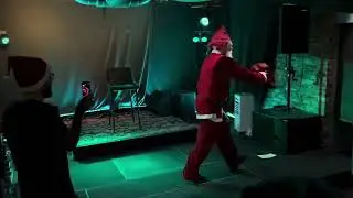 Jultomten bjuder p&aring; godisregn - Ugly Christmas Sweater Party 2023