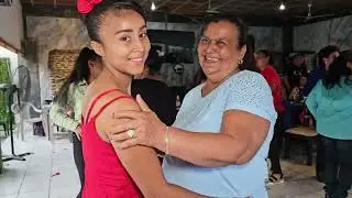 EMILIO Y SU CHANCHONA CON FAMILIARES DE LAS CHICAS DEL SALVADOR JOVEN