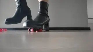 【Crush Asmr】New high heel boots violently destroy toy cars