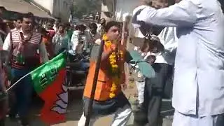 BJP CONDIDET KO LOGO NE PAHANAYA JUTTA KA MALA | Bihar Election | BJP | JDU | RJD | VIRAL |