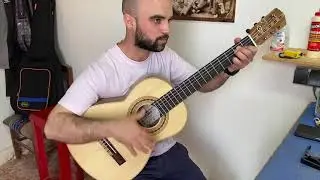 Javier estrenando su nueva guitarra juliana echa por Pascual Ayala