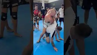 Conor mcgregor  ense&ntilde;ando en italia