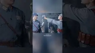 Новый солдат фактически направил пистолет в голову своего начальника.