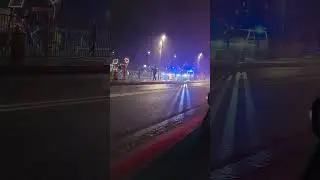 Demonstration med politi talst&aelig;rkt tilstede. Politimotorcykler, gruppevogne og betjente til fods
