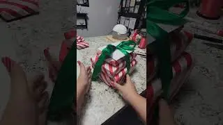 Лайфхак по упаковке подарков: складывайте и завязывайте подарочную упаковку 🎁 #упаковкаподарков #...