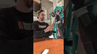 having a handler in a big Cosplay #otakuoasis #animeconvention #calneca #hatsunemiku #cosplay