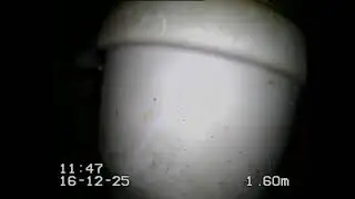 Odpływ ze zlewozmywaka wypiął się z pionu na ostatnim piętrze