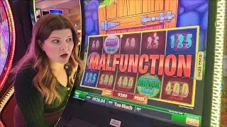 Игровой автомат начал выплачивать выигрыши так, как будто он сломался!