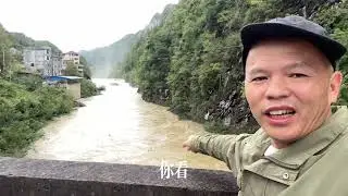 暴雨水災，山洪水形成壯觀的瀑布。流浪在亭子裡露營，江邊風景絕美