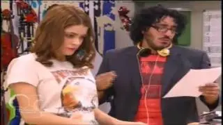 violetta toca el piano