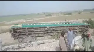 karachi express train accident 7 march 2021