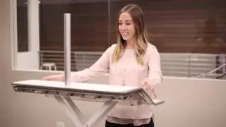 Installation du bras porte-&eacute;cran sur la station de travail Assis-Debout Lotus&trade; de Fellowes