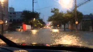 Tr4 na trilha urbana com &aacute;gua cobrindo o cap&ocirc; em Curitiba