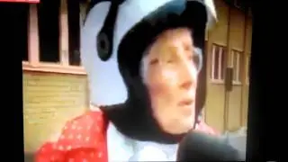 Ragazzi smerdati dalla vecchietta che impenna con la vespa