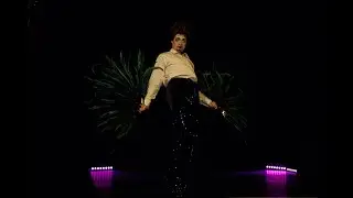 Robin Yablind performs 
