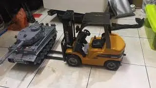 Rc Huina forklift 1/10 very strong...it can lift the tank...awesome