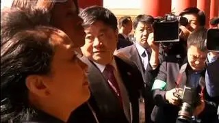 Peng Liyuan takes Michelle Obama on tour of Beijing school