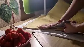 Taschendesign aus auf Stoff gedruckten Kunstwerken.