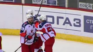Вей прячет шайбу под перекладиной