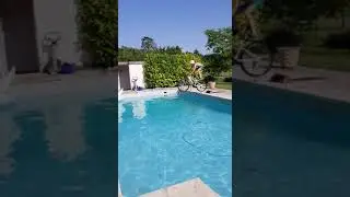 IL SAUTE A VELO DANS LA PISCINE DE SON VOISIN !