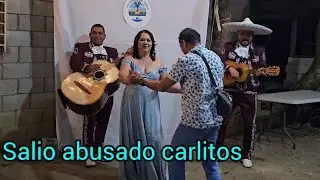 LOS MUSICOS TIRARON SUS GUITARRAS Y BAILARON CON EL MARIACHI