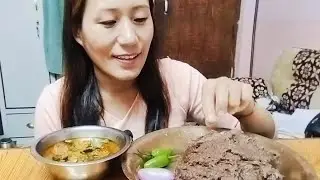 Eating dhido with pork curry || Eating dhido with pork || ढिँडो र मासु || Asmar eating @Manisa355
