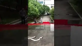 Slope water blocking barrier for underground road flood barrier dam