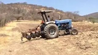 Ford 5000 plowing
