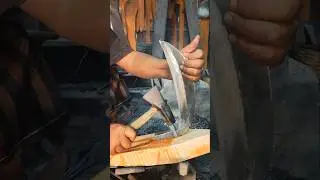 Setting the blade on the wood#shortvideo #wood #blacksmith